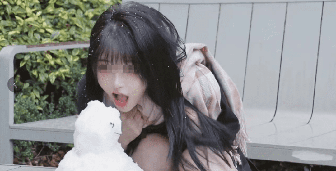 疑似抖音网红“你的欲梦”在直播中不慎走光。