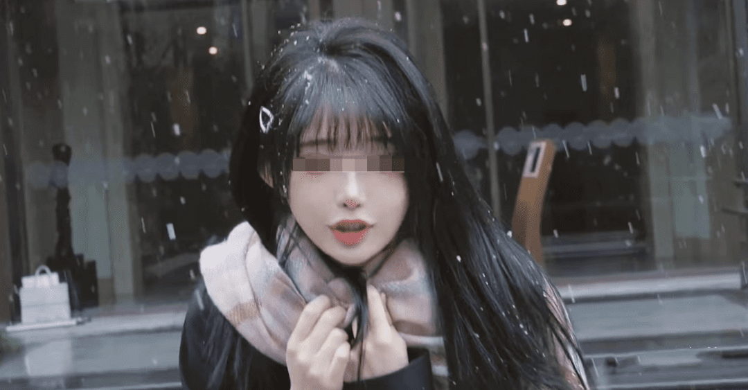 疑似抖音网红“你的欲梦”在直播中不慎走光。