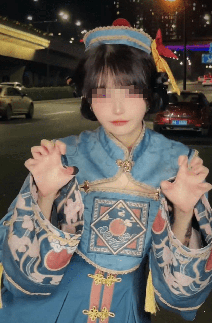 疑似抖音网红“你的欲梦”在直播中不慎走光。