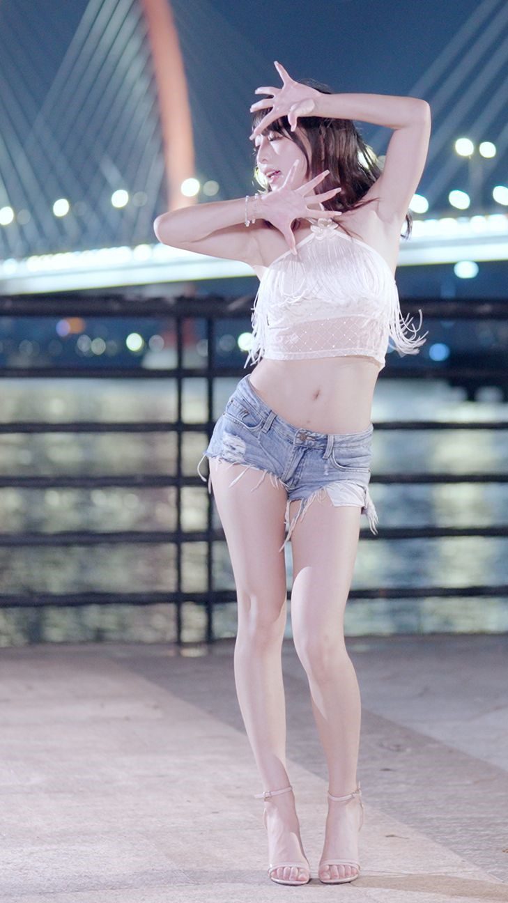 哔哩哔哩（Bilibili）抓敏睡不醒啊啊啊 美女精彩直播热舞视频合集下载