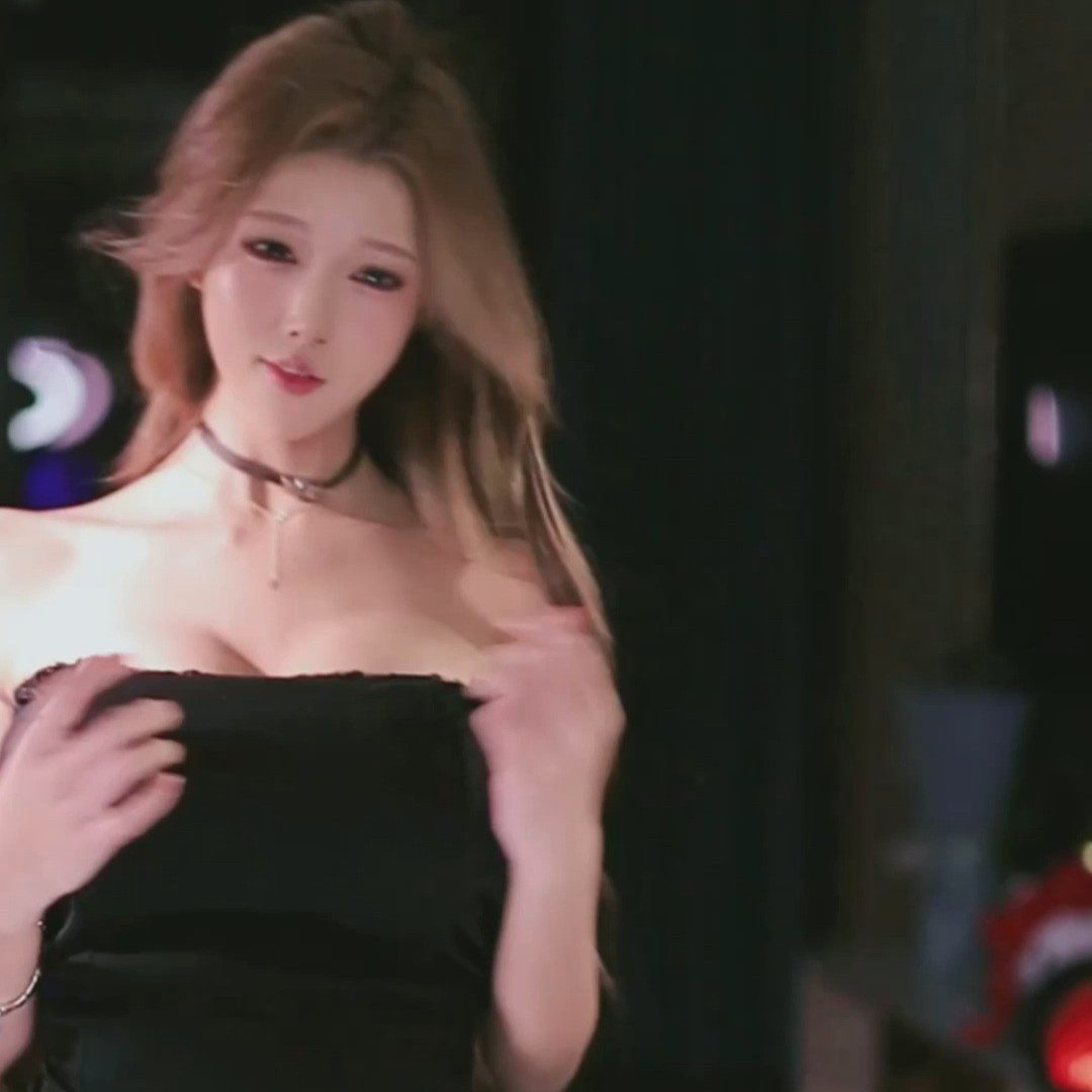 哔哩哔哩（Bilibili）小虞姬Owo 美女主播热舞视频合集下载